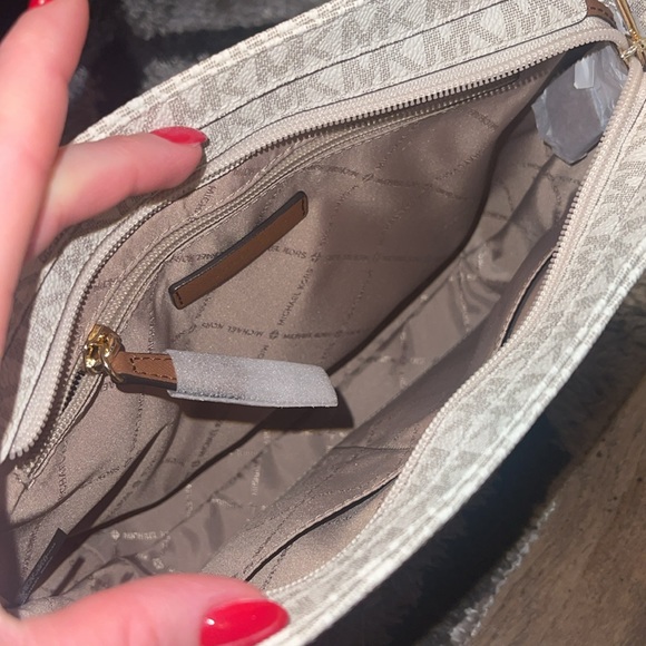 MICHAEL KORS LARGE CROSSBODY - Picture 4 of 4